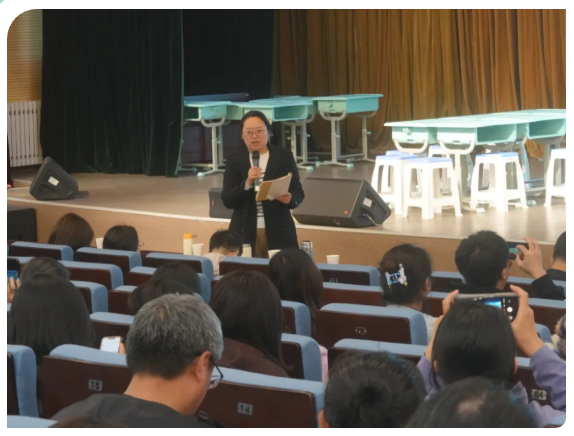 D:\美术的公众账号文章上传学校网站\2025\2025年4月10日【以研促教，向美而行】深耕课堂实践，共绘美育新图景——青岛市初高中美术教研活动在六中圆满举办\4.png